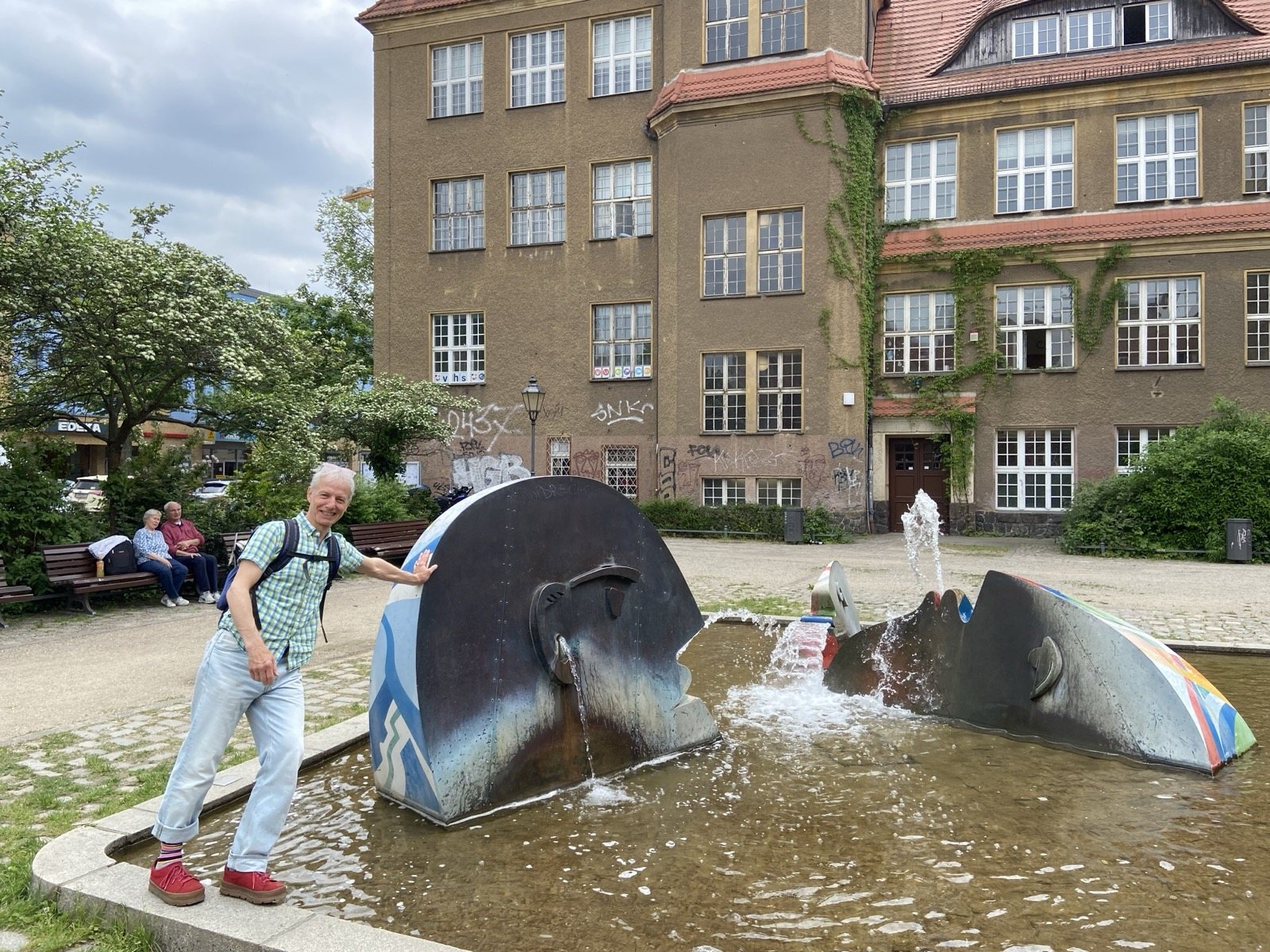 Am Wal-Brunnen vor der VHS