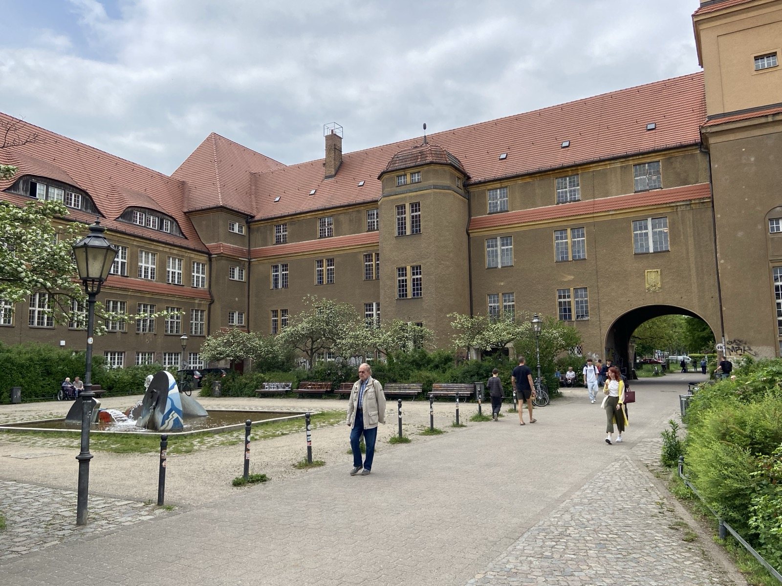 VHS Treptow-Köpenick: Innenhof mit Wal-Brunnen