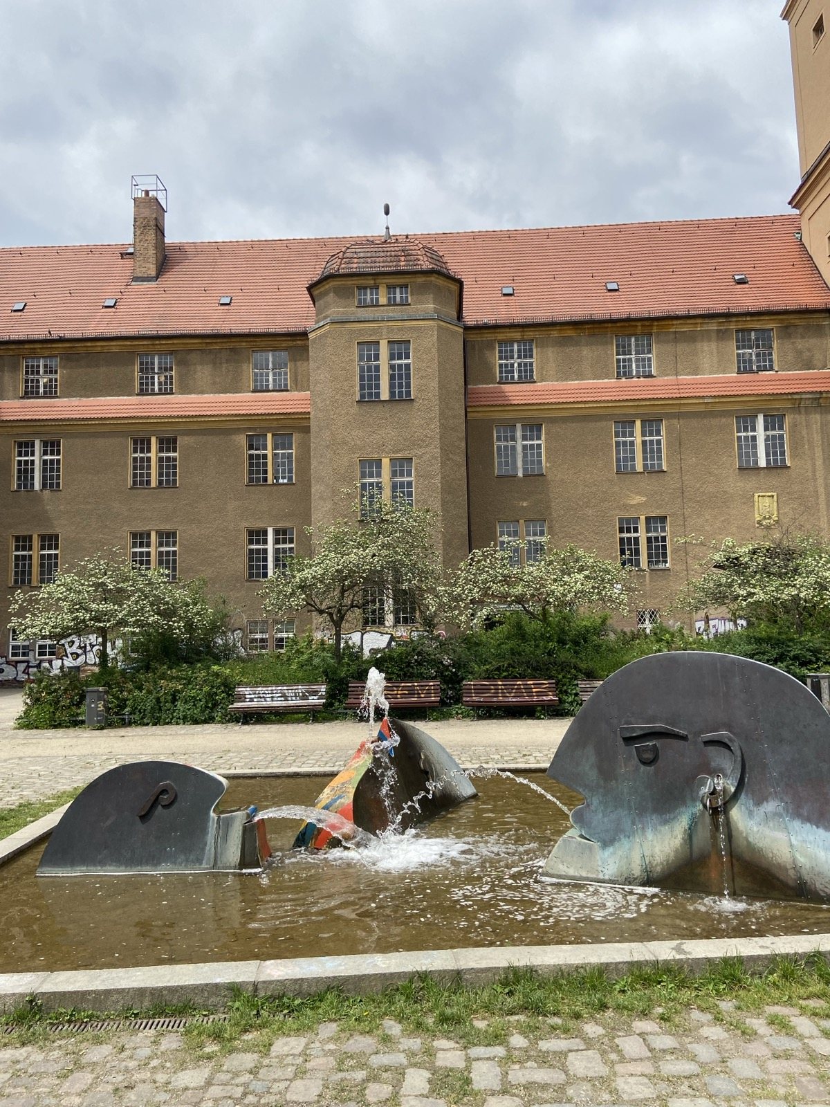 Der Wal-Brunnen im Hof der VHS